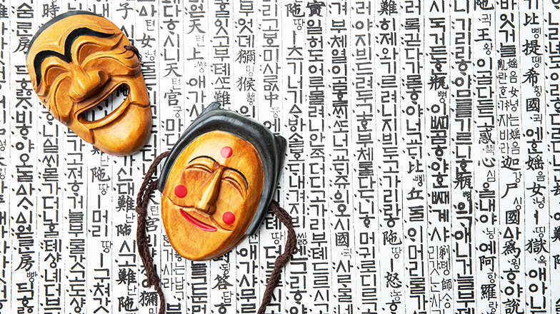 빈백에 편하게 앉아 여유를 즐기는 학생들의 모습