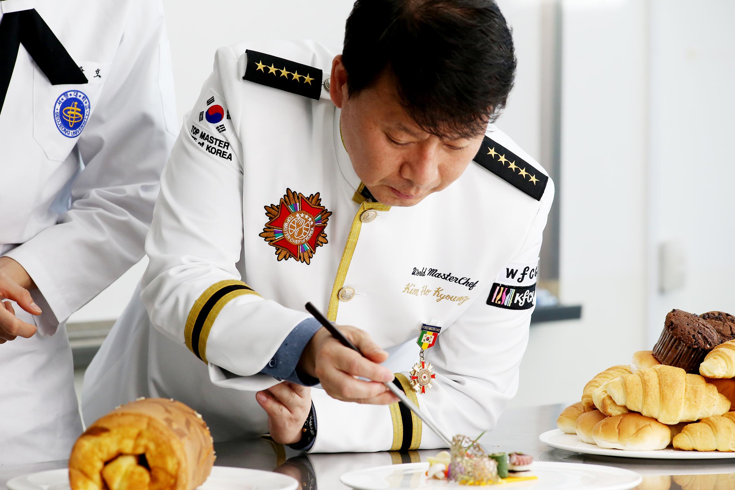 학과장님이 플레이팅하는 모습