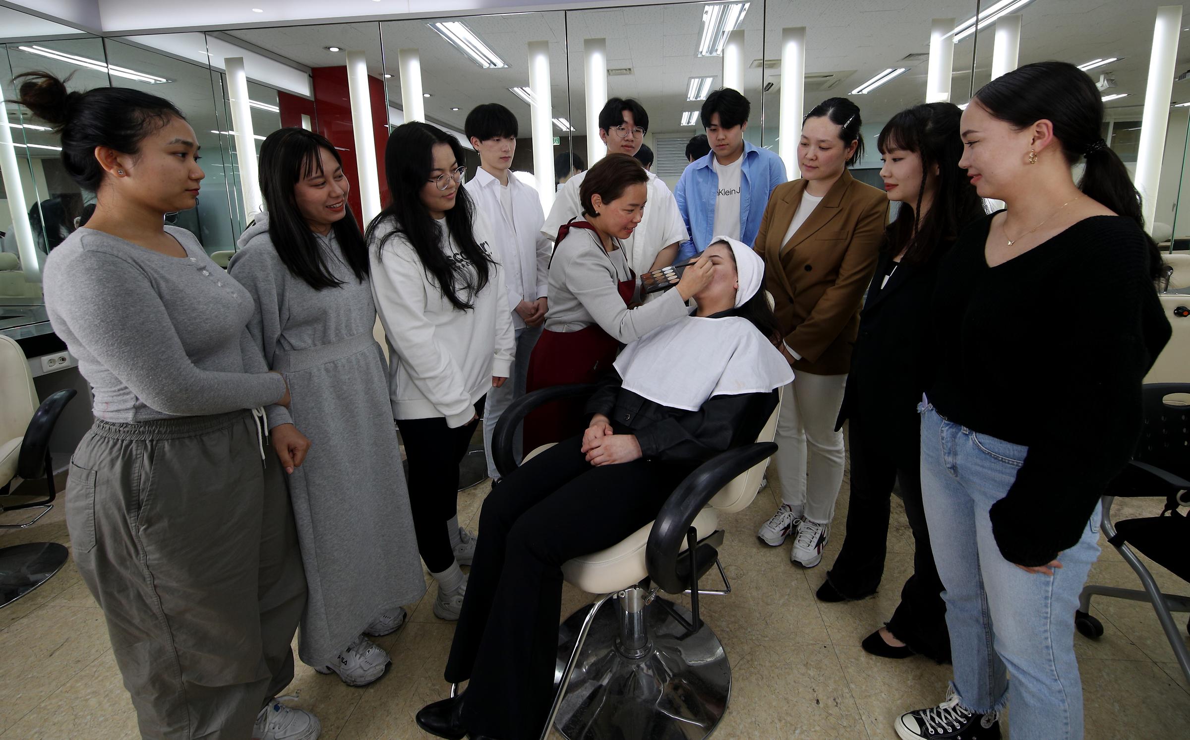 미용 수업을 진행하는 교수닙과 학생들의 사진