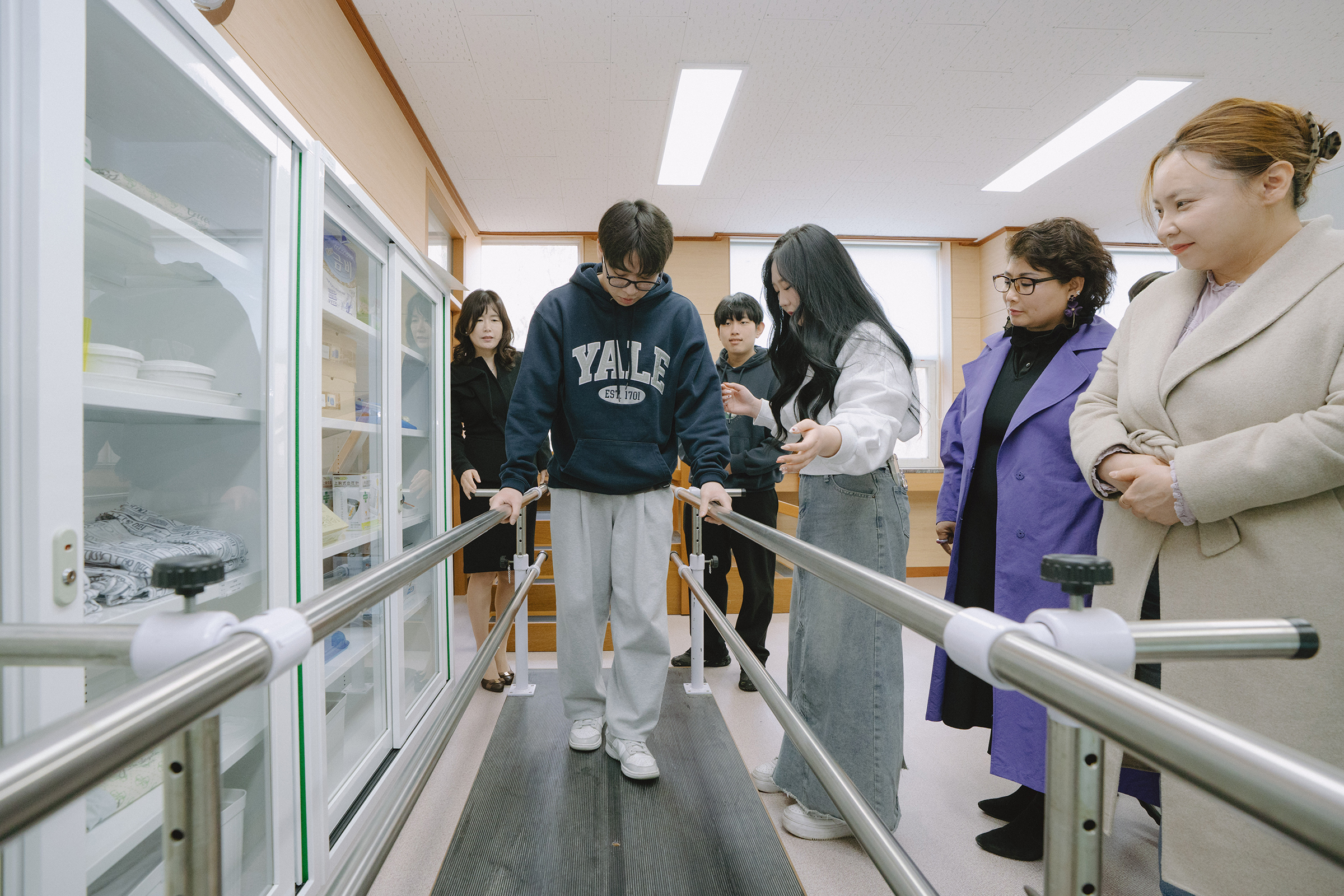 보행 치료를 하는 환자를 도와주는 실습을 하고 있다.